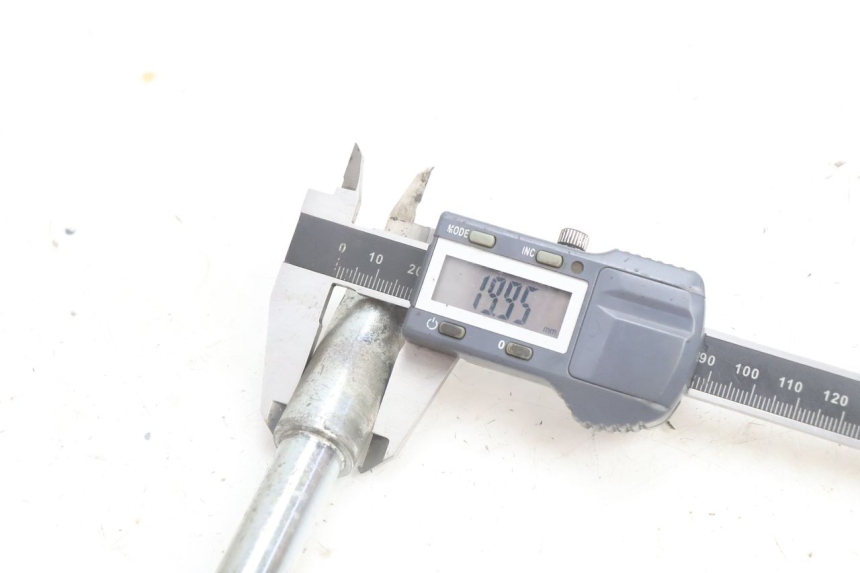 photo de FRONT WHEEL AXLE GILERA RUNNER SP 50 (2002 - 2004) - Technical close-up