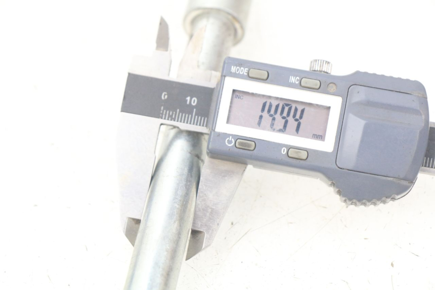 photo de FRONT WHEEL AXLE APOLLO RXF 125 - Zoom on usage condition