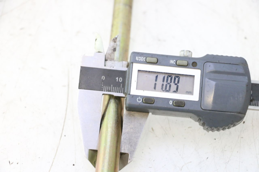 photo de FRONT WHEEL AXLE KEEWAY RY6 2T 50 (2011 - 2019) - Alternative perspective