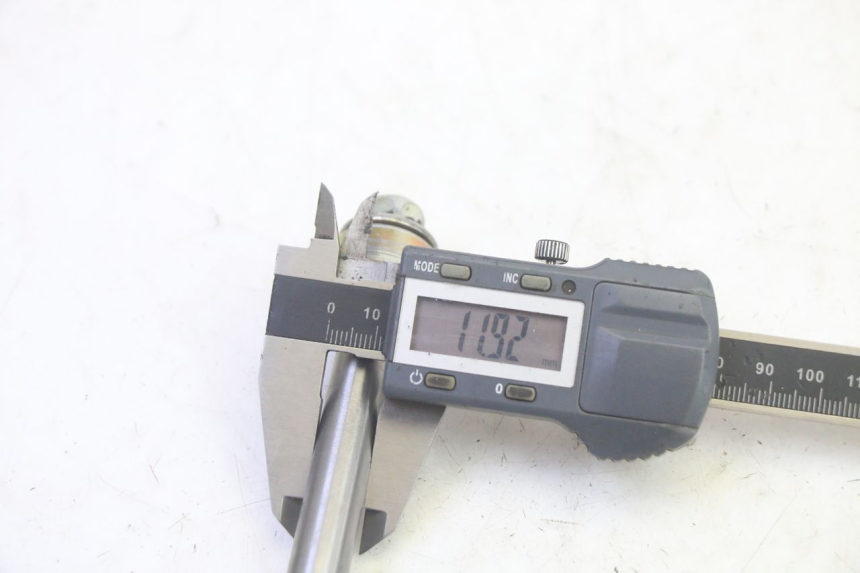 photo de FRONT WHEEL AXLE DAELIM S1 125 (2007 - 2016) - Technical close-up