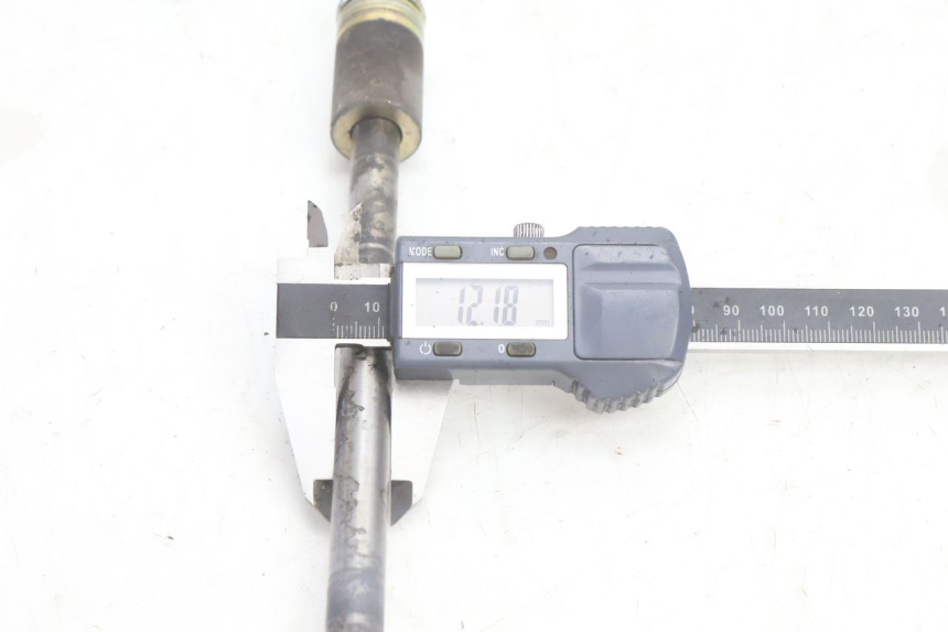 photo de FRONT WHEEL AXLE DAELIM S2 125 (2006 - 2007) - Zoom on usage condition
