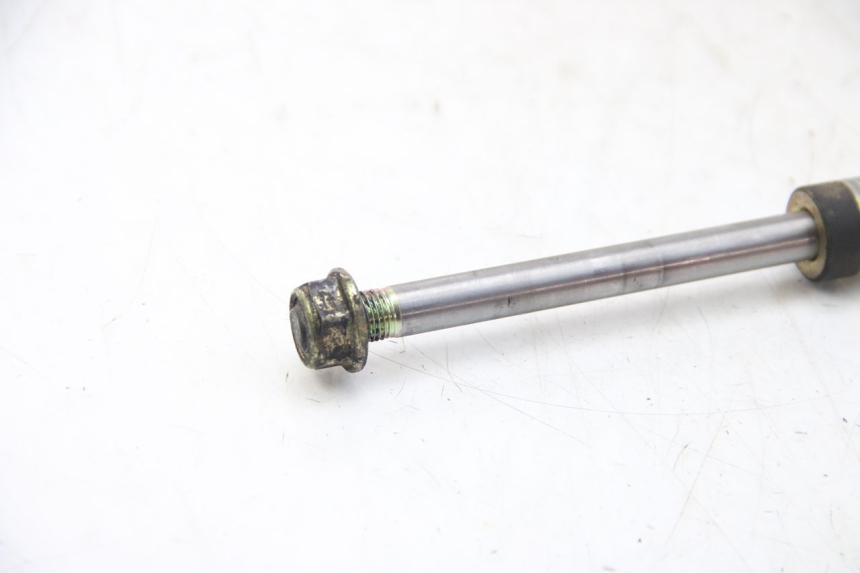 photo de FRONT WHEEL AXLE DAELIM S3 125 (2010 - 2017) - Alternative perspective