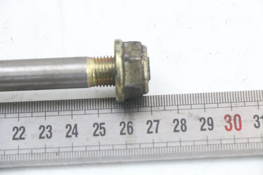 photo de FRONT WHEEL AXLE DAELIM S3 125 (2010 - 2017) - Zoom on usage condition