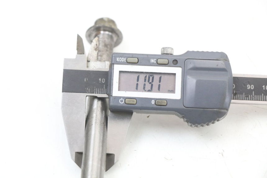 photo de FRONT WHEEL AXLE DAELIM S3 125 (2010 - 2017) - Alternative perspective