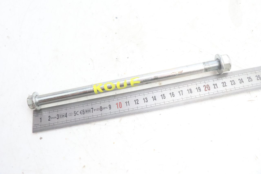 photo de FRONT WHEEL AXLE JM MOTORS SANTANA EVO 50 (2024 - 2026) - Zoom on usage condition