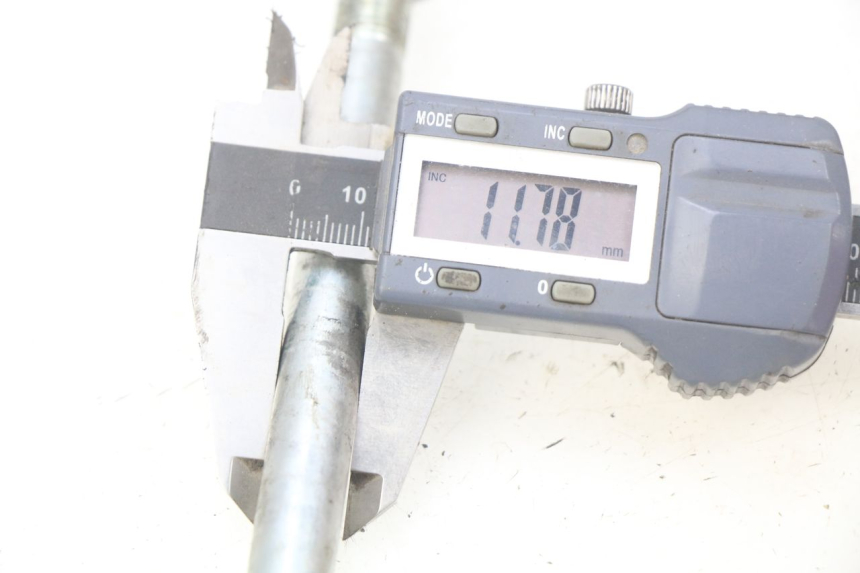 photo de FRONT WHEEL AXLE JM MOTORS SANTANA 50 (2014 - 2023) - Alternative perspective