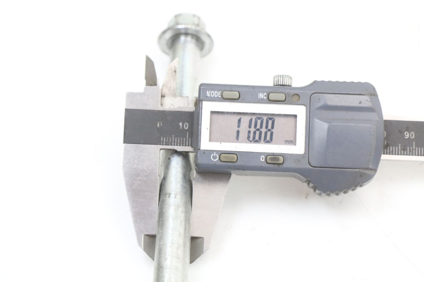 photo de FRONT WHEEL AXLE JM MOTORS SANTANA 50 (2014 - 2023) - Alternative perspective