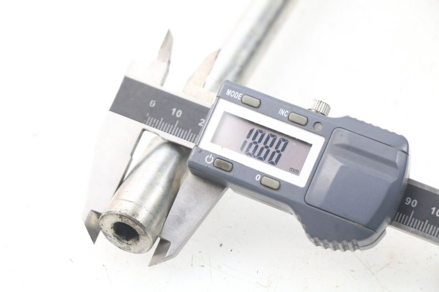 photo de FRONT WHEEL AXLE PEUGEOT SATELIS 300 (2012 - 2015) - Alternative perspective