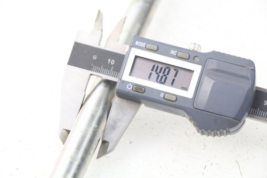 photo de FRONT WHEEL AXLE PEUGEOT SATELIS 300 (2012 - 2015) - Technical close-up