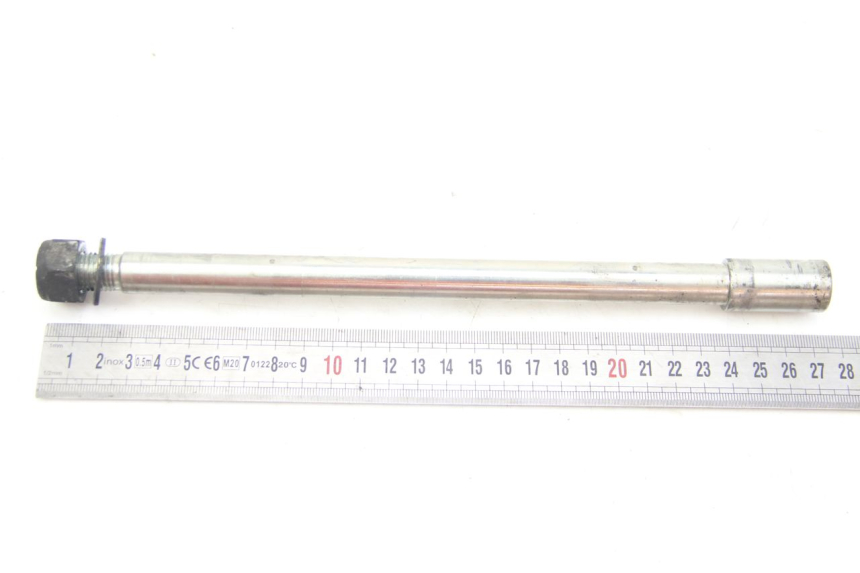 photo de FRONT WHEEL AXLE PEUGEOT SATELIS 125 (2006 - 2009) - Zoom on usage condition