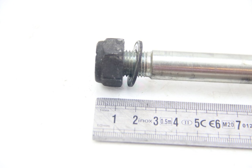 photo de FRONT WHEEL AXLE PEUGEOT SATELIS 125 (2006 - 2009) - Alternative perspective