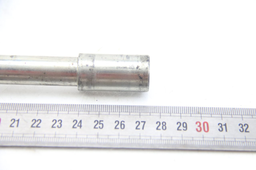 photo de FRONT WHEEL AXLE PEUGEOT SATELIS 125 (2006 - 2009) - Technical close-up