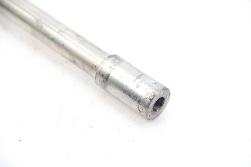 photo de FRONT WHEEL AXLE PEUGEOT SATELIS 125 (2006 - 2009) - Checked used part