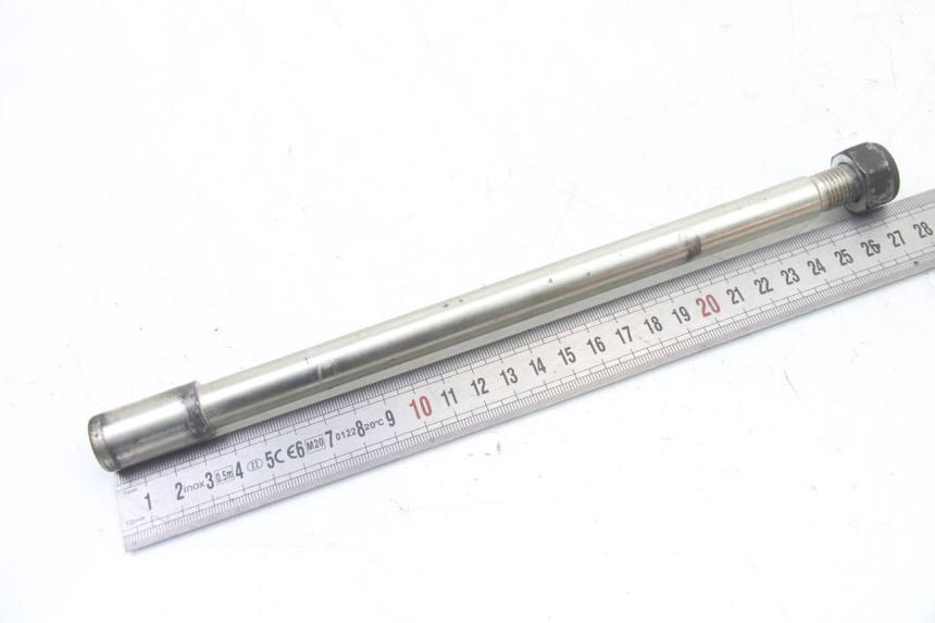 photo de FRONT WHEEL AXLE PEUGEOT SATELIS 125 (2013 - 2018) - Zoom on usage condition