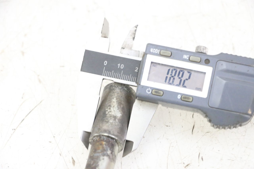 photo de FRONT WHEEL AXLE PEUGEOT SATELIS 125 (2013 - 2018) - Component detail