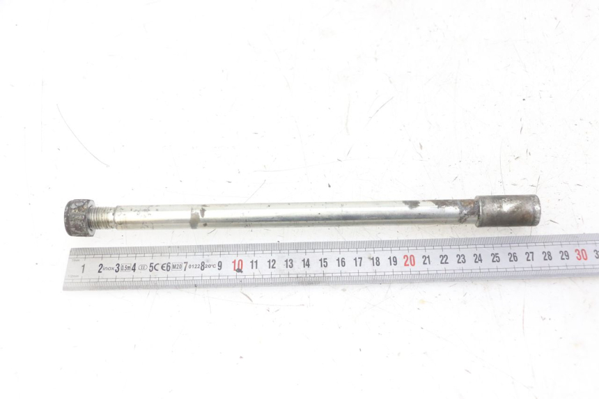 photo de FRONT WHEEL AXLE PEUGEOT SATELIS 125 (2013 - 2018) - Technical close-up