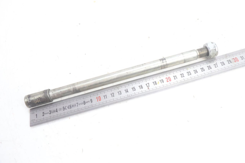 photo de FRONT WHEEL AXLE PEUGEOT SATELIS 125 (2006 - 2009) - Zoom on usage condition
