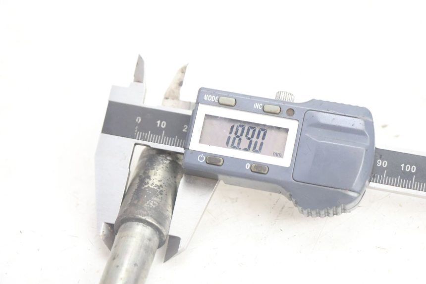 photo de FRONT WHEEL AXLE PEUGEOT SATELIS 125 (2006 - 2009) - Technical close-up