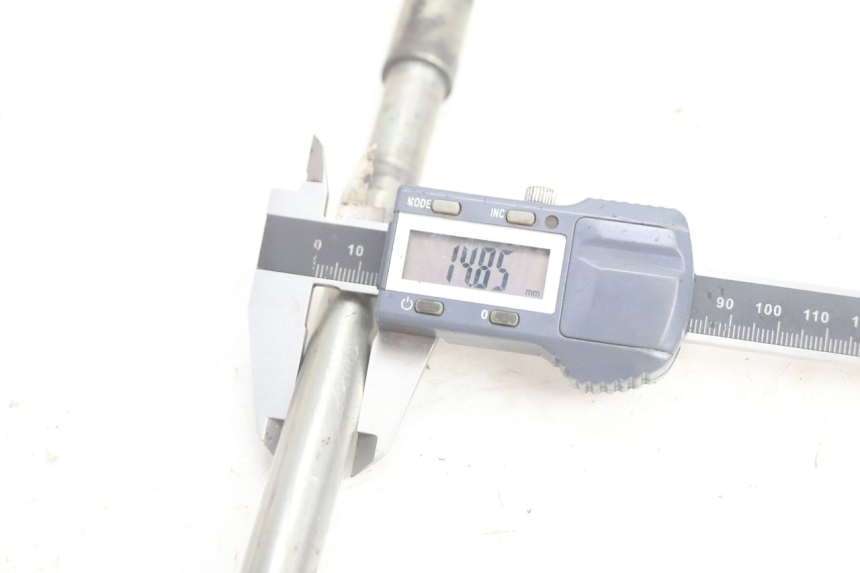 photo de FRONT WHEEL AXLE PEUGEOT SATELIS 125 (2006 - 2009) - Product overview