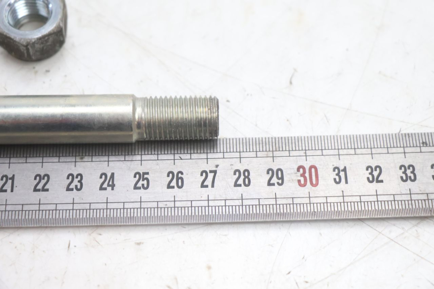 photo de FRONT WHEEL AXLE PEUGEOT SATELIS 125 (2013 - 2018) - Alternative perspective
