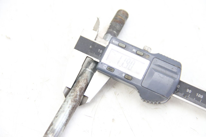 photo de FRONT WHEEL AXLE APRILIA SCARABEO 4T 50 (2009 - 2017) - Zoom on usage condition