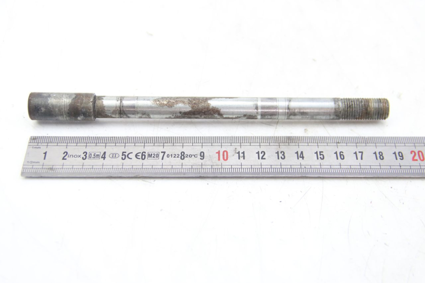 photo de FRONT WHEEL AXLE APRILIA SCARABEO 4T 50 (2009 - 2017) - Alternative perspective