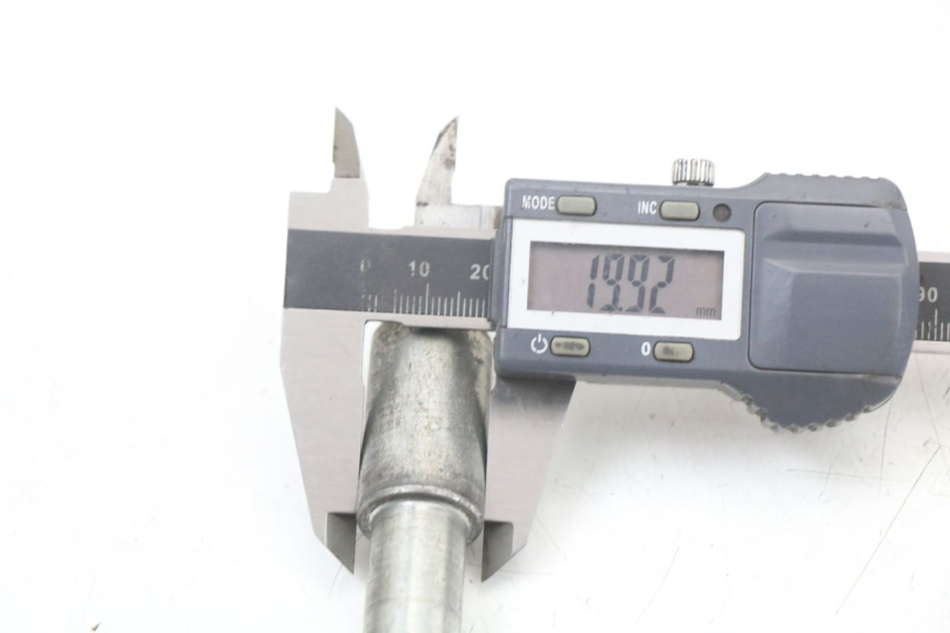 photo de FRONT WHEEL AXLE APRILIA SCARABEO GT 125 (1999 - 2007) - Alternative perspective