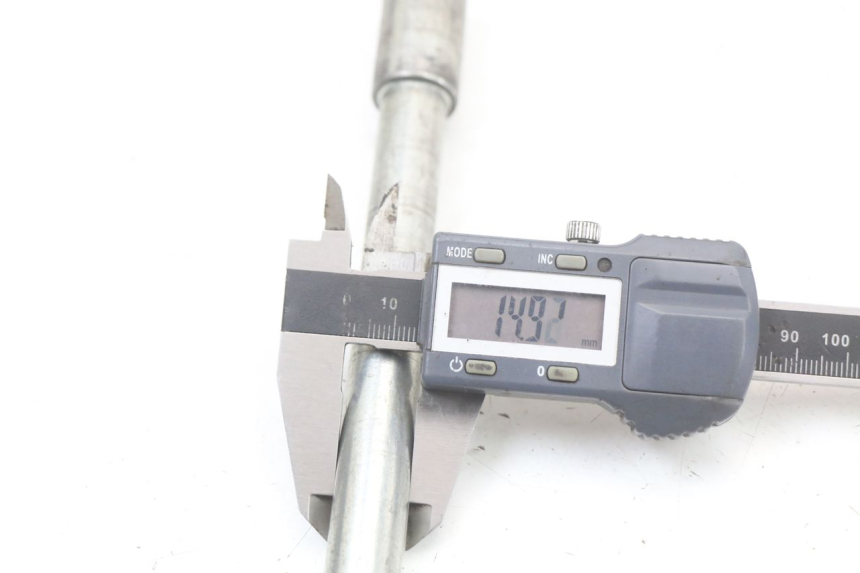 photo de FRONT WHEEL AXLE APRILIA SCARABEO GT 125 (1999 - 2007) - Technical close-up