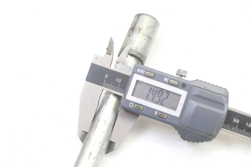 photo de FRONT WHEEL AXLE APRILIA SCARABEO GT TOURING 125 (1999 - 2005) - Product overview