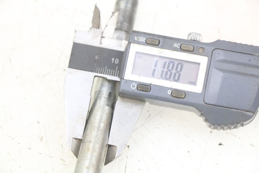 photo de FRONT WHEEL AXLE APRILIA SCARABEO 100 (2003 - 2012) - Component detail