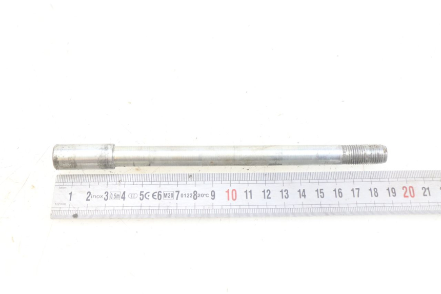 photo de FRONT WHEEL AXLE APRILIA SCARABEO 100 (2003 - 2012) - Alternative perspective