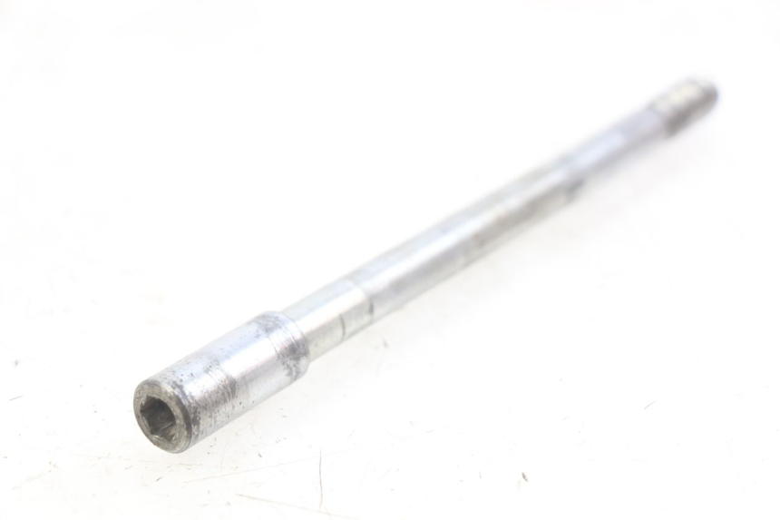 photo de FRONT WHEEL AXLE APRILIA SCARABEO 100 (2003 - 2012) - Technical close-up