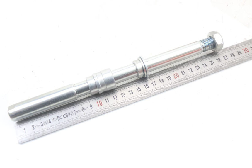 photo de FRONT WHEEL AXLE ROYAL ENFIELD SCRAM 411 (2022 - 2024) - Zoom on usage condition