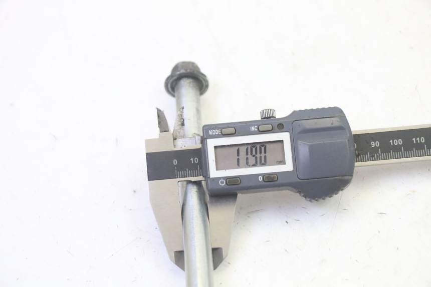 photo de FRONT WHEEL AXLE HONDA SCV LEAD 100 (2003 - 2007) - Technical close-up