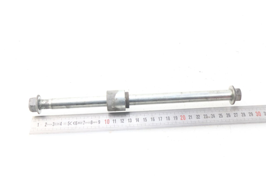 photo de FRONT WHEEL AXLE MASH SEVENTY FIVE 125 (2013 - 2021) - Zoom on usage condition