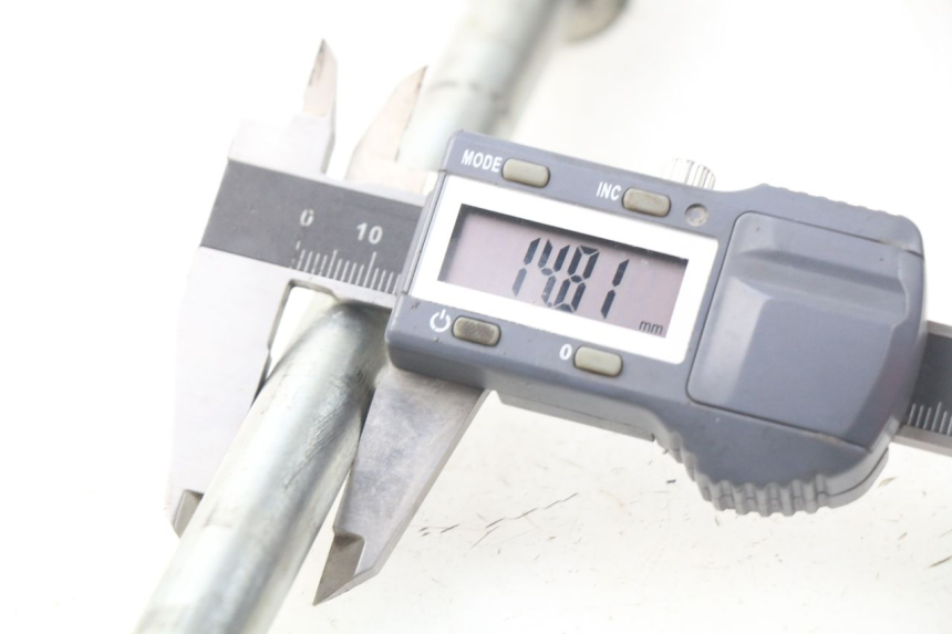 photo de FRONT WHEEL AXLE MASH SEVENTY FIVE 125 (2013 - 2021) - Alternative perspective