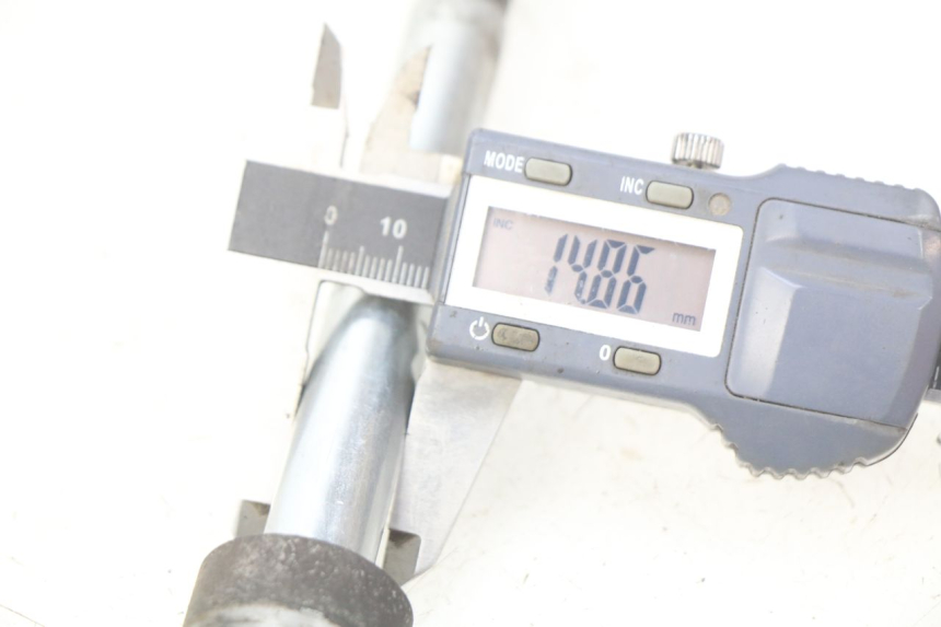 photo de FRONT WHEEL AXLE SUZUKI SIXTEEN 125 (2008 - 2010) - Component detail