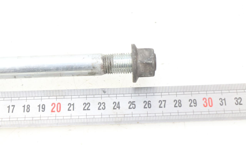 photo de FRONT WHEEL AXLE SUZUKI SIXTEEN 125 (2008 - 2010) - Zoom on usage condition