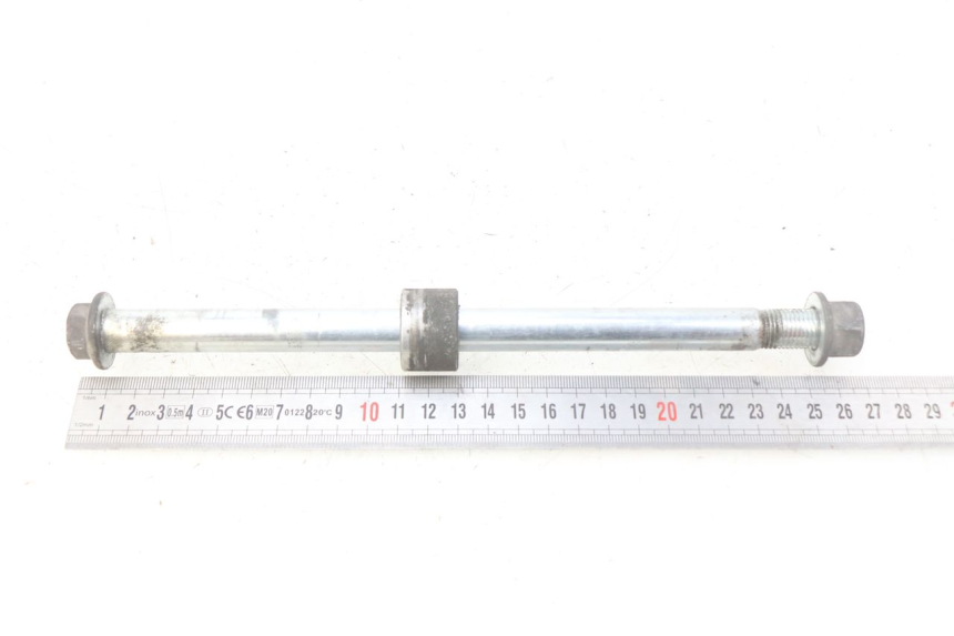 photo de FRONT WHEEL AXLE SUZUKI SIXTEEN 125 (2008 - 2010) - Alternative perspective