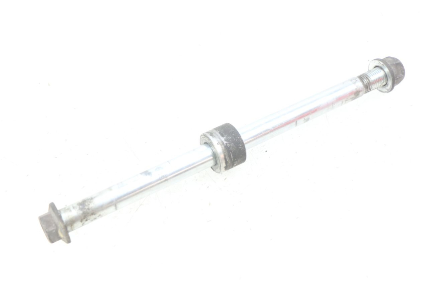 photo de FRONT WHEEL AXLE SUZUKI SIXTEEN 125 (2008 - 2010) - Technical close-up