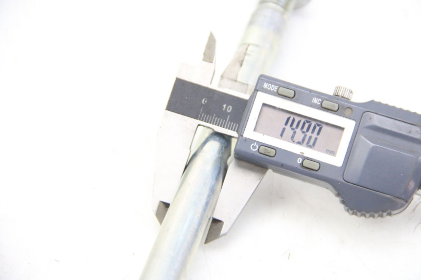 photo de FRONT WHEEL AXLE SUZUKI SIXTEEN 125 (2008 - 2010) - Alternative perspective