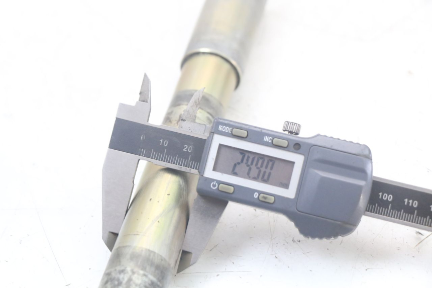 photo de FRONT WHEEL AXLE TRIUMPH SPEED TRIPLE T301 900 (1994 - 1996) - Technical close-up