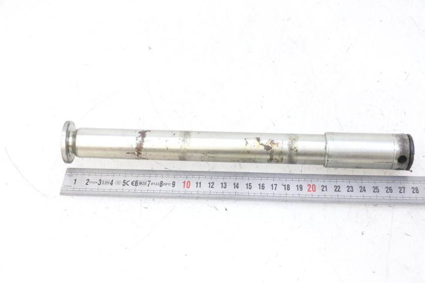 photo de FRONT WHEEL AXLE TRIUMPH SPRINT 900 (1995 - 1998) - Zoom on usage condition