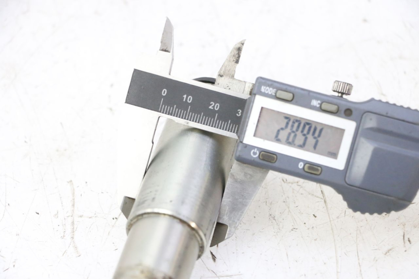 photo de FRONT WHEEL AXLE TRIUMPH SPRINT 900 (1995 - 1998) - Alternative perspective