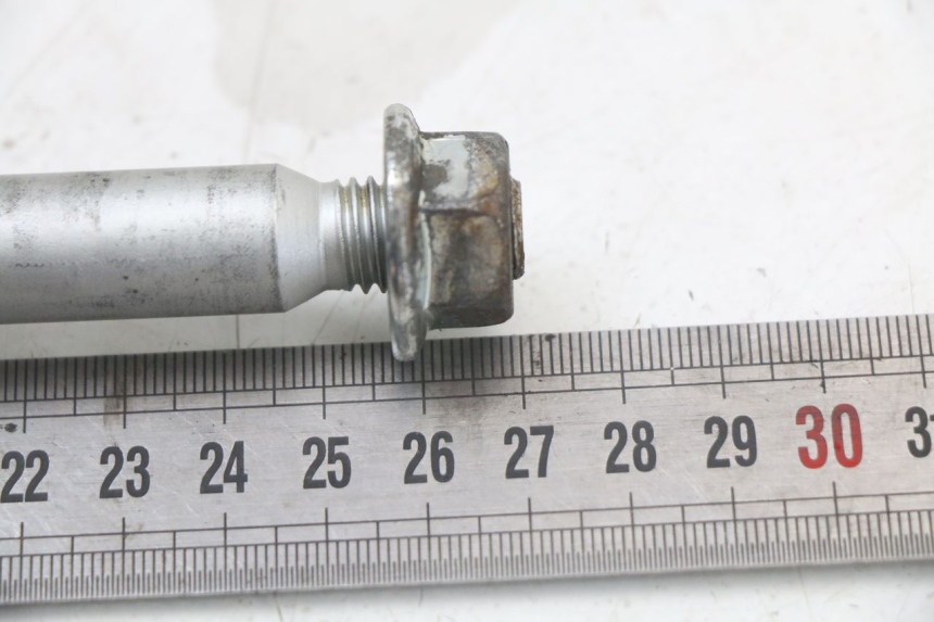 photo de FRONT WHEEL AXLE APRILIA SR MOTARD 50 (2012 - 2018) - Zoom on usage condition