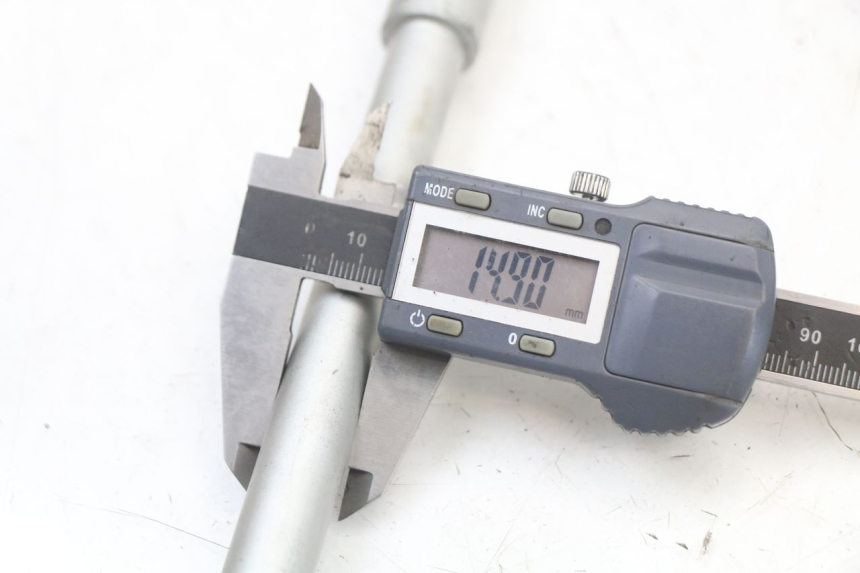 photo de FRONT WHEEL AXLE APRILIA SR MOTARD 50 (2012 - 2018) - Technical close-up