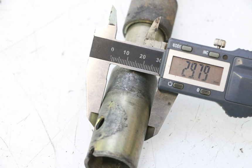 photo de FRONT WHEEL AXLE DUCATI SS IE DS CARENEE 1000 (2002 - 2006) - Component detail
