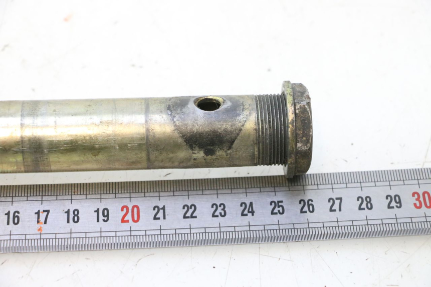photo de FRONT WHEEL AXLE DUCATI SS IE DS CARENEE 1000 (2002 - 2006) - Alternative perspective