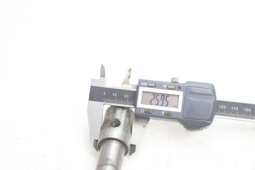 photo de FRONT WHEEL AXLE HONDA ST PAN EUROPEAN 1100 (1990 - 2002) - Technical close-up