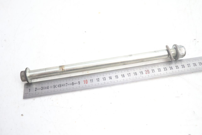 photo de FRONT WHEEL AXLE PEUGEOT STREETZONE NAKED 2T 50 (2014 - 2018) - Zoom on usage condition